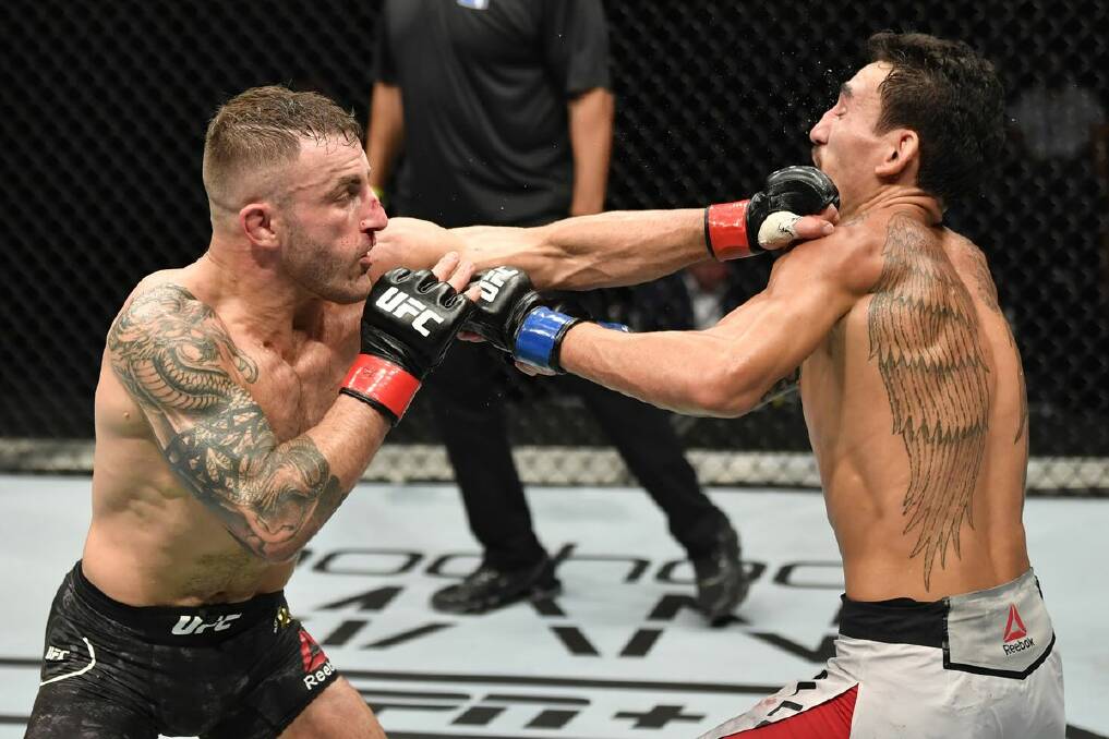 Alex Volkanovski goes toe-to-toe with Max Holloway. Photo: UFC