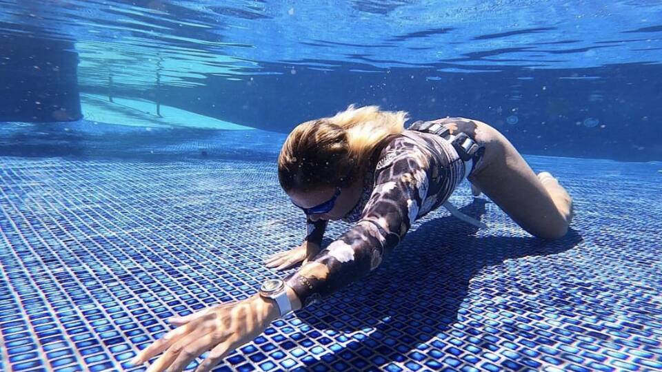 Justine Diacomihalis in training at the pool where she completed 161 and 181-metre swims with just one breath in an Australian Championship. 