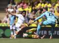 Leeds' Crysencio Summerville battles with Norwich goalie Angus Gunn in their playoff clash. (AP PHOTO)